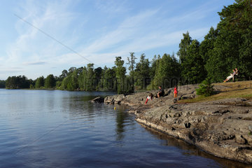 Silvkoparen  Schweden  Touristen an einem See bei Silvkoparen