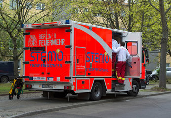 Berlin  Deutschland  Berliner Feuerwehr mit einem Stroke-Einsatz-Mobil