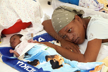 Carrefour  Haiti  Mutter mit Neugeborenem im Patientenzelt