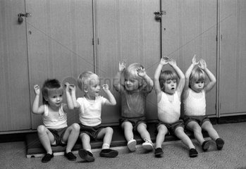 Berlin  DDR  kleine Kinder beim Sportunterricht in einer Kindertagesstaette