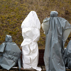 Berlin  Deutschland  verhuellte Statuen im Hof der Zitadelle Spandau
