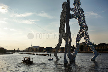 Berlin  Deutschland  die Skulptur Molecule Men von Jonthan Borowsky