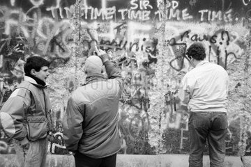 Berlin  Deutschland  Passanten im Westsektor an der Mauer