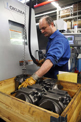 Berlin  Deutschland  ein Mann bedient einen Kran in der HAWE Hydraulik GmbH