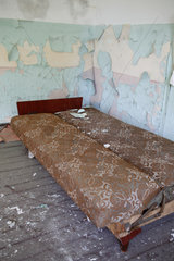 Gross Doelln  Deutschland  altes aufgeklapptes Sofa in einer ehemaligen Kaserne