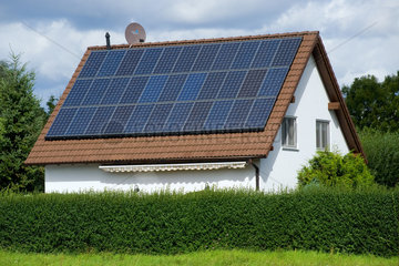 Schenkendorf  Deutschland  Solaranlage auf dem Dach eines Einfamilienhauses