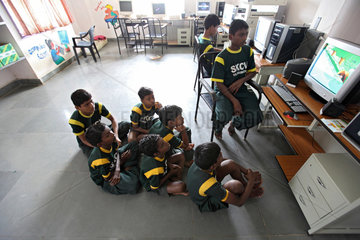 Vijayawada  Indien  Jungen im Computerraum im SKCV Kinderdorf  einer Einrichtung fuer Strassenkinder