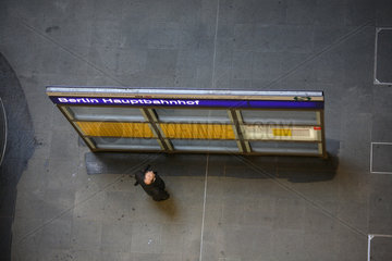 Tafel mit den Ankunft- und Abfahrtzeiten am Hauptbahnhof in Berlin  Deutschland