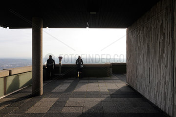 Koenigswinter  Deutschland  Besucher auf der Aussichtsplattform des Deachenfels