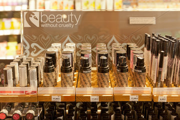 Berlin  Deutschland  Kosmetikangebot in einem Veganz-Supermarkt
