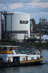 Ludwigshafen  Deutschland  BASF Stammwerk am Rhein und ein Frachtschiff auf dem Rhein