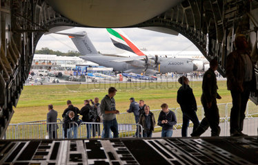 Schoenefeld  Deutschland  Messebesucher im LAderaum einer C-17 Globemaster III-Transporters und der Airbus A400M auf der ILA 2012