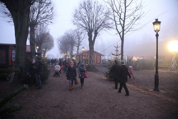 Dobersdorf  Deutschland  Besucher auf dem Weihnachtsmarkt auf Gut Dobersdorf