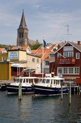 Fjaellbacka  Schweden  Fischerboote der Rhea Marine an der Hafenpromenade
