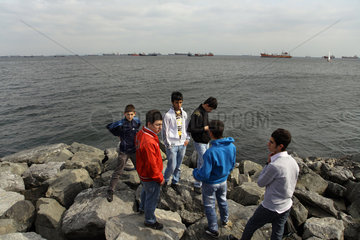 Istanbul  Tuerkei  Jugendliche sonntags an der Kueste zum Marmarameer