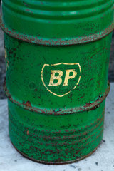 Vassbotten  Schweden  verrostetes  gruenes Oelfass mit dem historischen Logo von BP