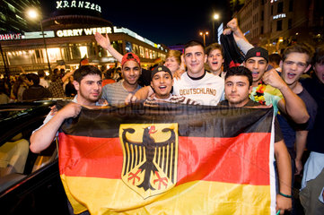 Berlin  Deutschland  Fussballfans feiern den Vorrundensieg fuer Deutschland