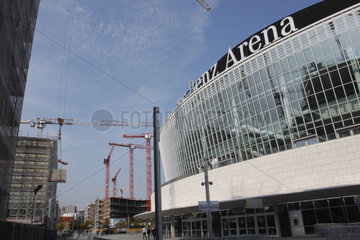 Baukraene rings um die Mercedes-Benz Arena in Berlin Friedrichshain