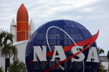 Merritt Island  Vereinigte Staaten von Amerika  Schriftzug der NASA im Besucherzentrum des Kennedy Space Center