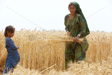 Hamzomahar  Pakistan  Frau mit Tochter bei der Feldarbeit