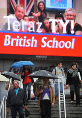Danzig  Polen  Reklame in der Innenstadt mit Werbung fuer die British School