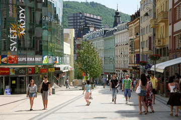 Karlsbad  Tschechische Republik  die belebte Fussgaengerzone in der Innenstadt