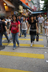 Hongkong  China  Passanten ueberqueren einen Zebrastreifen