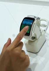 Berlin  Deutschland  Samsung zeigt sein neuestes Modell der Smart-Watch Gear S