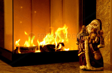Nauen  Weihnachtsmannfigur vor Kaminfeuer