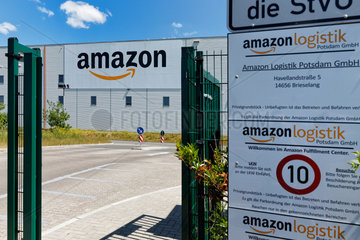 Brieselang  Deutschland  Tor zum Amazon Logistiklager in Brieselang