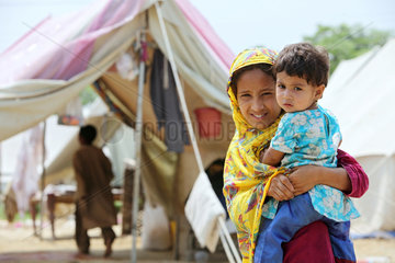 Charsadda  Pakistan  Mutter mit Kind in einem Fluechtlingslager nach der Hochwasserkatastrophe