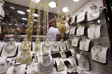 Dubai  Vereinigte Arabische Emirate  Auslage eines Juweliergeschaeftes im Gold Souq