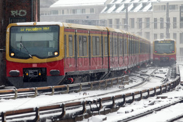 Berlin  Deutschland  S-Bahnzuege und schneebedeckte Gleise in Berlin-Mitte