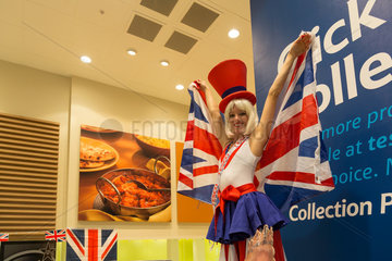 London  Grossbritannien  Werbeaktion bei einem Tesco-Supermarkt