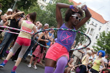 Berlin  Deutschland  Frauen mit Hula-Hoop-Reifen auf dem Karneval der Kulturen
