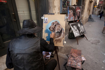 Syrakus  Italien  Portraitzeichner malt einen Hund von einem Foto ab