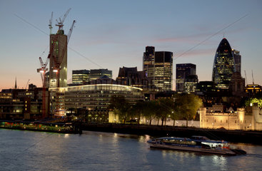 London  Grossbritannien  Blick von der Tower Bridge auf die beleuchtete City of London