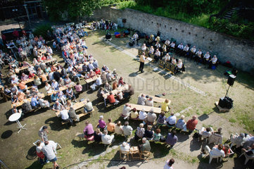 Ruedersdorf  Deutschland  Besucher bei einem Pfingstkonzert