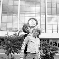 Berlin  DDR  Kinder vor dem Palast der Republik mit DDR-Emblem