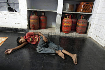 Vijayawada  Indien  ein Strassenkind schlaeft in einem Nachtasyl auf dem Boden