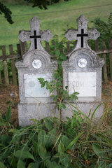 Cered  Ungarn  Doppelgrabstaette auf einem Friedhof