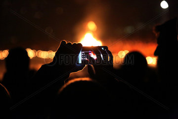 Kitzbuehel  Oesterreich  Bedienen einer Digitalkamera bei Nacht