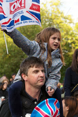 London  Grossbritannien  Menschen mit Union Jack bei einem Rockkonzert