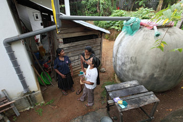 Ambalangoda  Sri Lanka  eine Regenwasserauffanganlage an einem Haus