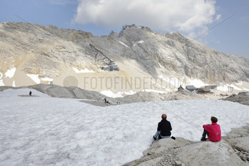 Zugspitze  Deutschland  Besucher und Schneefelder des Zugspitzgletschers