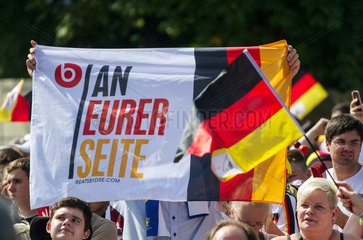 Berlin  Deutschland  Fans auf der Fanmeile
