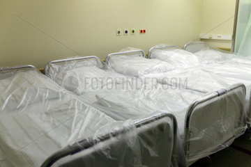 Berlin  Deutschland  Betten stehen auf dem Flur des Urban-Krankenhauses