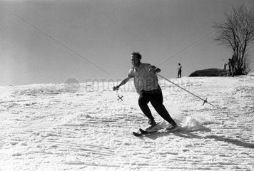 Oberwiesenthal  DDR  ein Mann faehrt Ski
