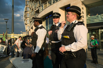 London  Grossbritannien  Bobbies der Metropolitan Police beaufsichtigen eine kleine Demonstration