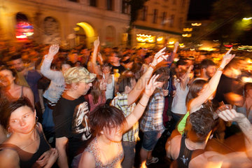 Berlin  Deutschland  tanzende Menschenmenge auf dem MyFest in Kreuzberg